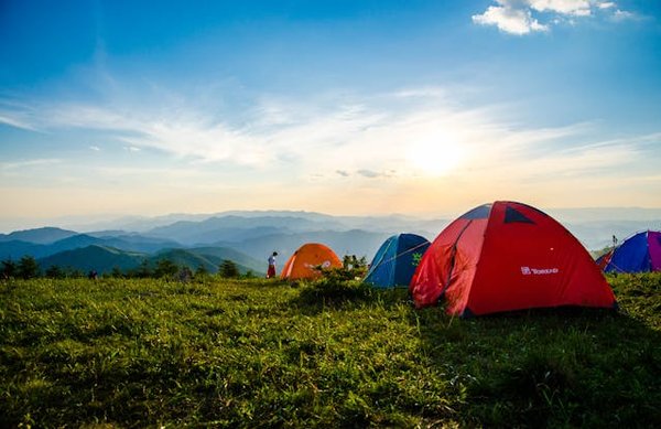 Comment choisir une tente pour un camping en région de collines en été?